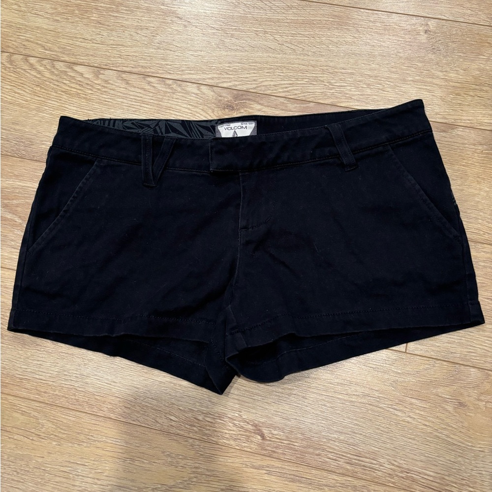 Volcom Black bermudas with Leaf Pattern at Waistband